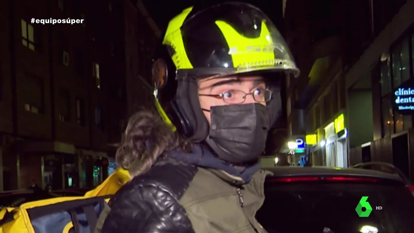 Así es la noche de trabajo de un rider: "Hay que ir rápido, la empresa me tiene geolocalizado" Así es la noche de trabajo de un rider: "Hay que ir rápido, la empresa me tiene geolocalizado"