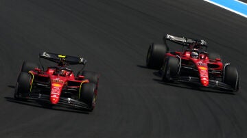 Carlos Sainz, por delante de Charles Leclerc