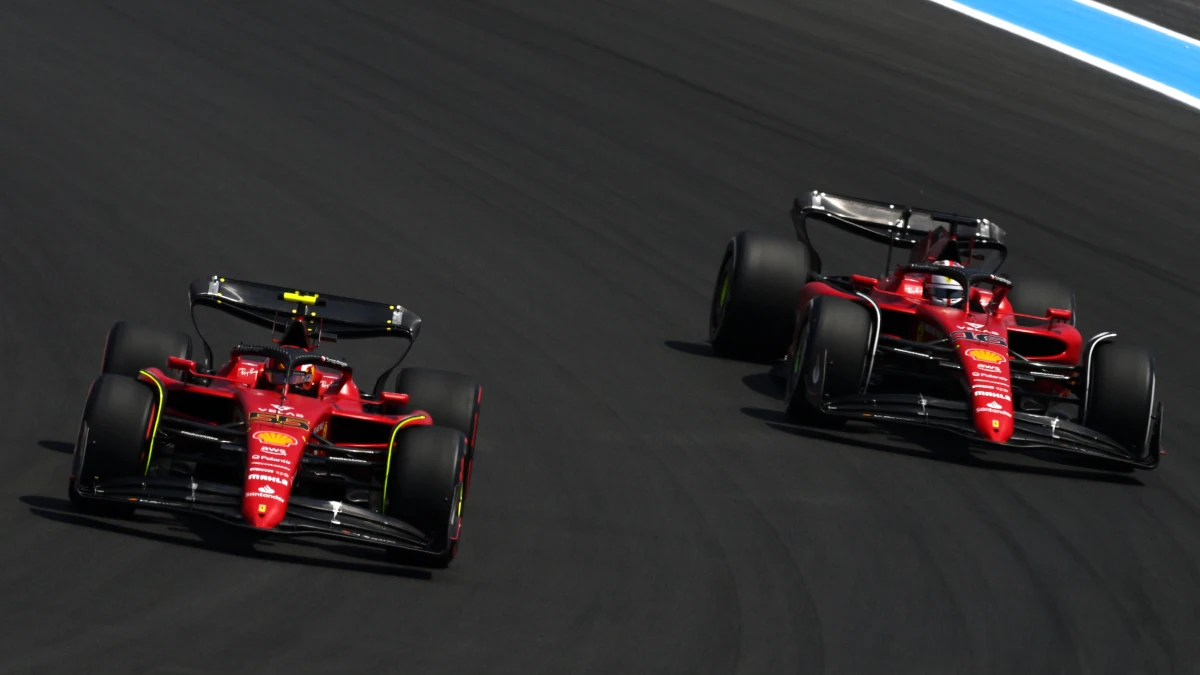 Carlos Sainz, por delante de Charles Leclerc