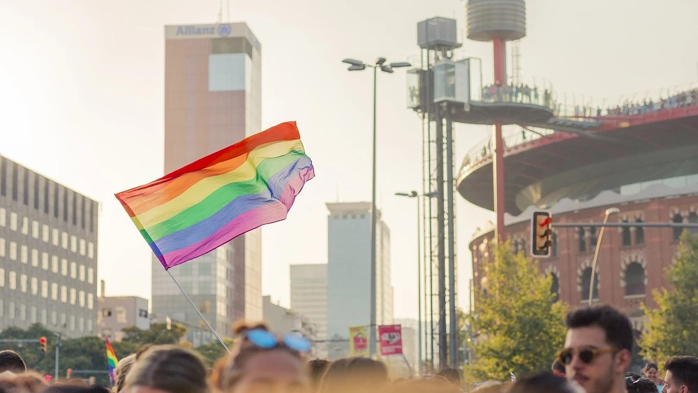 Imagen de archivo de una bandera LGTBI en Barcelona