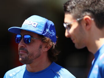 Fernando Alonso, con Esteban Ocon