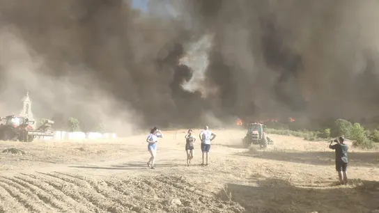 El municipio de Losacio acechado por el fuego del incendio de Vegalatrave, Zamora España arde