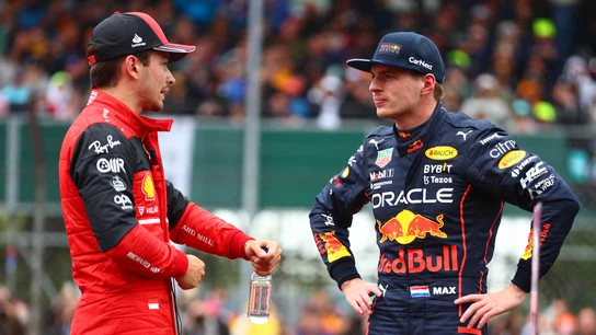 Leclerc charla con Verstappen Leclerc charla con Verstappen
