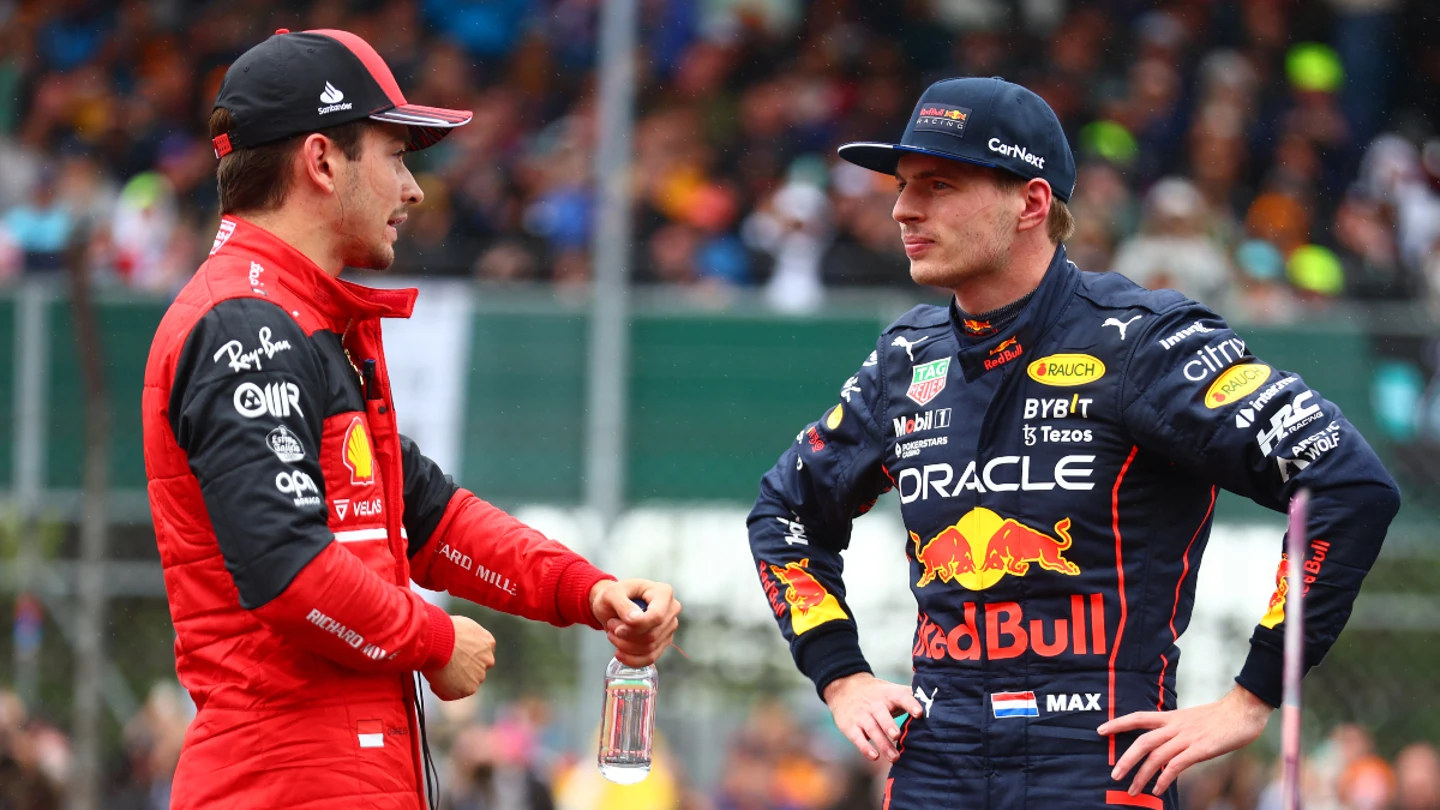 Leclerc charla con Verstappen Leclerc charla con Verstappen