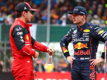 Leclerc charla con Verstappen