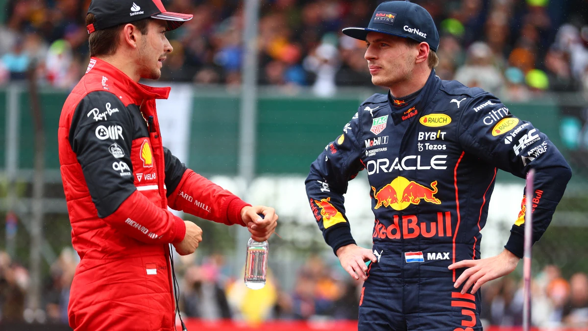 Leclerc charla con Verstappen