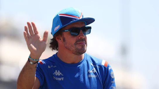 Fernando Alonso saluda a la afición Fernando Alonso saluda a la afición