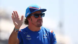 Fernando Alonso saluda a la afición