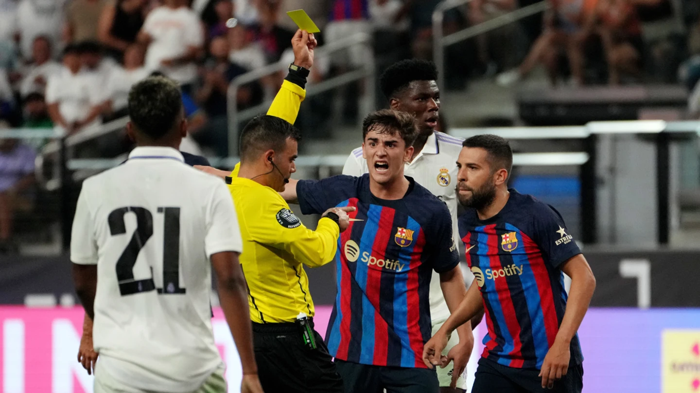 El árbitro muestra tarjeta amarilla a Jordi Alba El árbitro muestra tarjeta amarilla a Jordi Alba