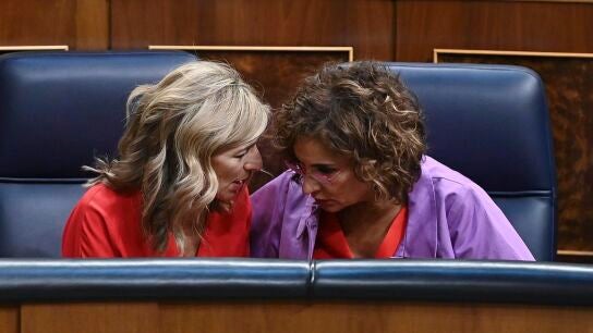 Mar&iacute;a Jes&uacute;s Montero y Yolanda D&iacute;az durante el Debate sobre el estado de la Naci&oacute;n