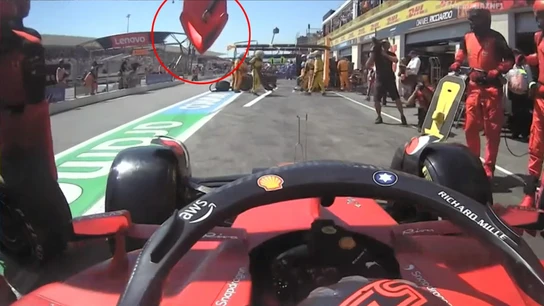 Carlos Sainz realiza un 'unsafe release' en el pit lane Carlos Sainz realiza un 'unsafe release' en el pit lane