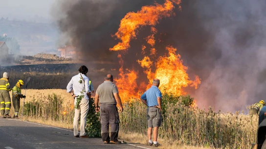 Varios vecinos observan las llamas del incendio declarado en el término municipal de Quintanilla del Coco, en Burgos Varios vecinos observan las llamas del incendio declarado en el término municipal de Quintanilla del Coco, en Burgos