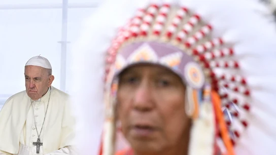 El papa Francisco, durante una reunión con indígenas en el cementerio de Maskwacis El papa Francisco, durante una reunión con indígenas en el cementerio de Maskwacis