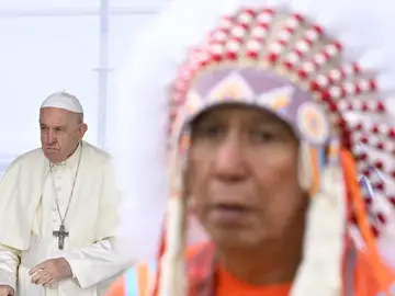 El papa Francisco, durante una reunión con indígenas en el cementerio de Maskwacis