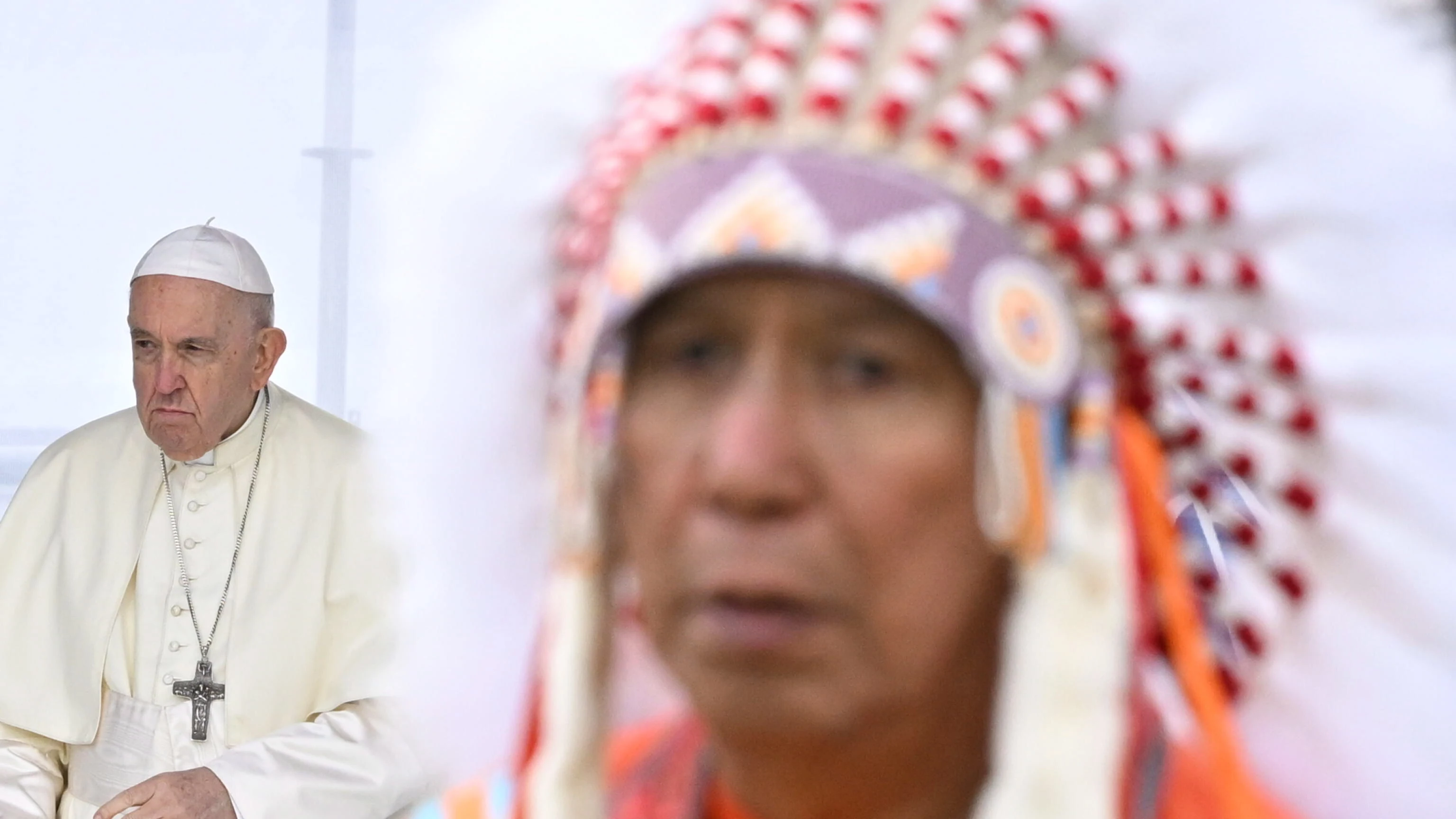 El papa Francisco, durante una reunión con indígenas en el cementerio de Maskwacis