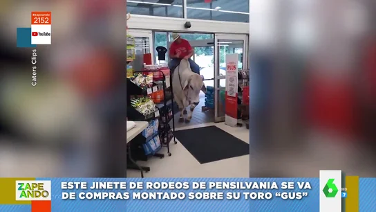 Vídeo de un hombre comprando con su toro Vídeo de un hombre comprando con su toro