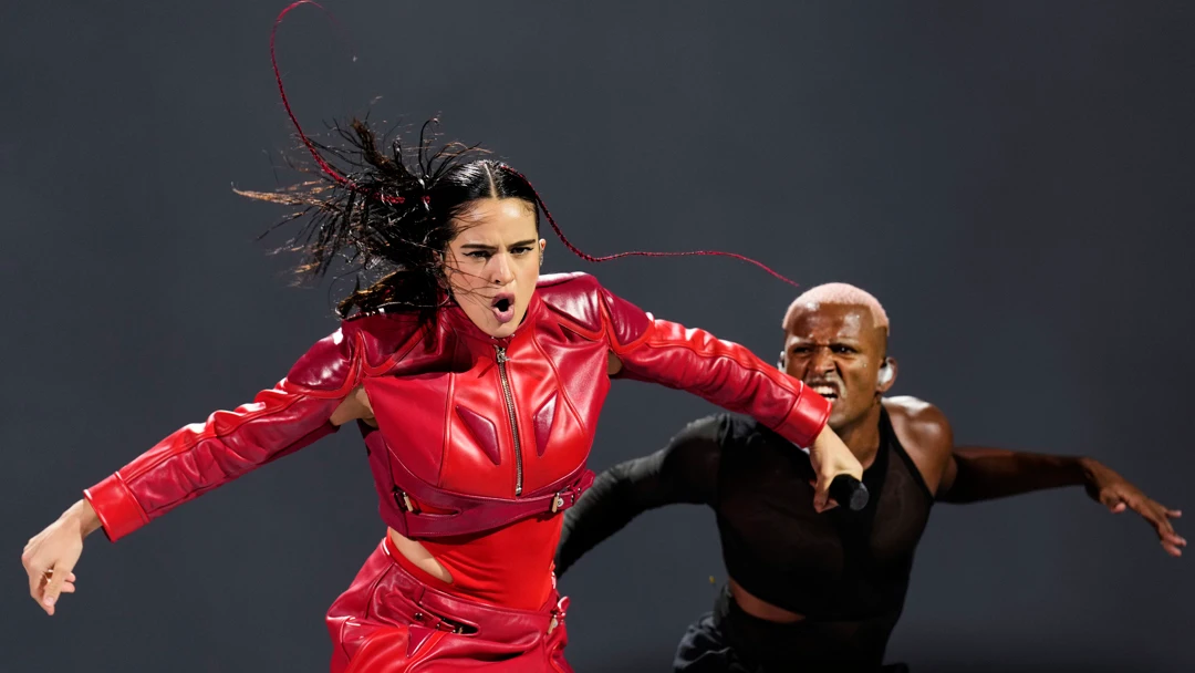 La cantante Rosalía durante el concierto de su gira Motomami World Tour ofrecido esta noche en el Palau Sant Jordi, en Barcelona