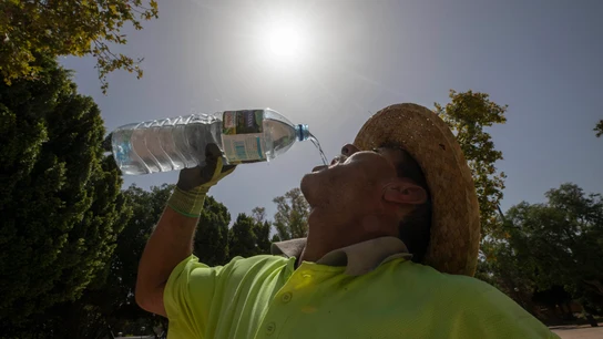 Un trabajador bebe agua ante el calor Un trabajador bebe agua ante el calor