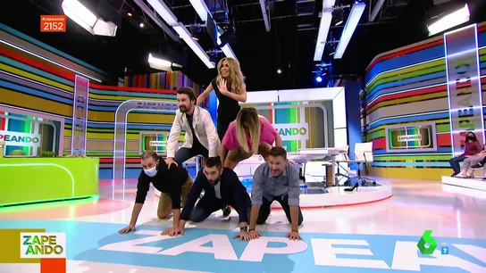 Los colaboradores hacen una torre en Zapeando Los colaboradores hacen una torre en Zapeando