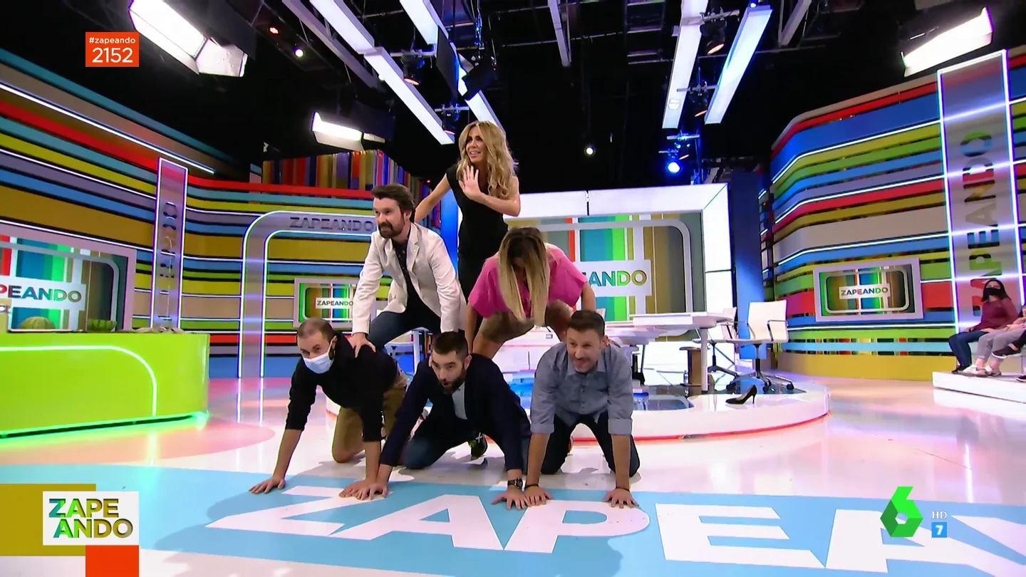 Los colaboradores hacen una torre en Zapeando Los colaboradores hacen una torre en Zapeando