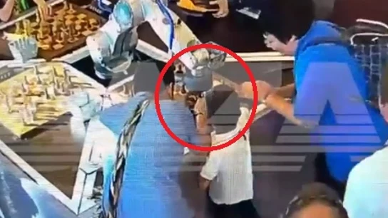 Un robot le rompe el dedo a un niño contra el que jugaba en un torneo de ajedrez Un robot le rompe el dedo a un niño contra el que jugaba en un torneo de ajedrez