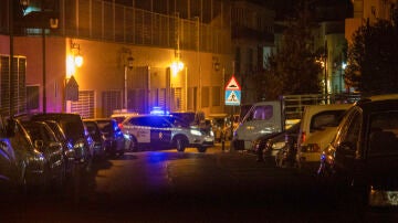 La Guardia Civil vigila las inmediaciones de la vivienda donde han aparecidos dos muertos por arma de fuego en Albuñol, Granada