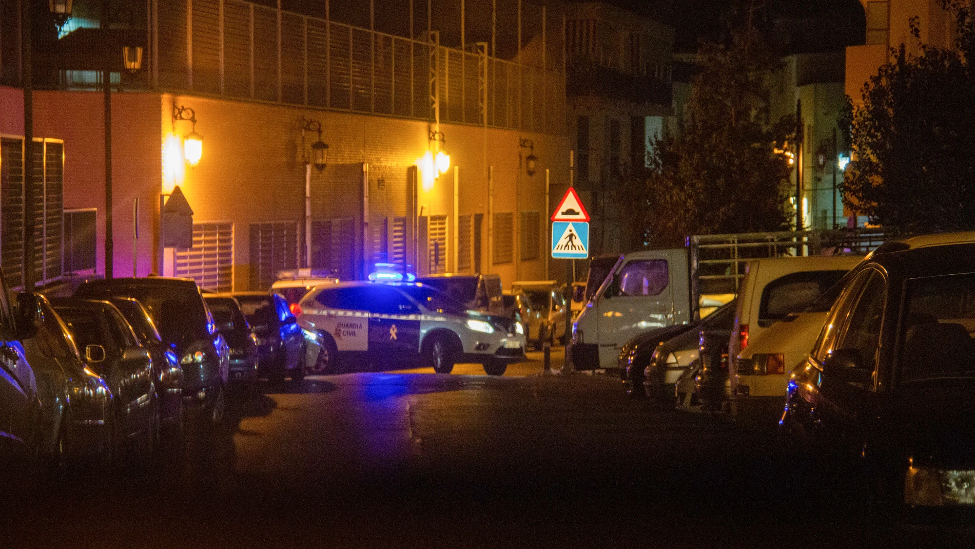 La Guardia Civil vigila las inmediaciones de la vivienda donde han aparecidos dos muertos por arma de fuego en Albuñol, Granada