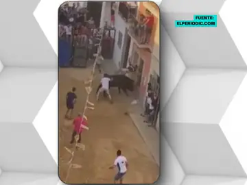 Un toro cornea con violencia a un joven en los encierros de Quartell, Valencia