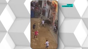 Un toro cornea con violencia a un joven en los encierros de Quartell, Valencia