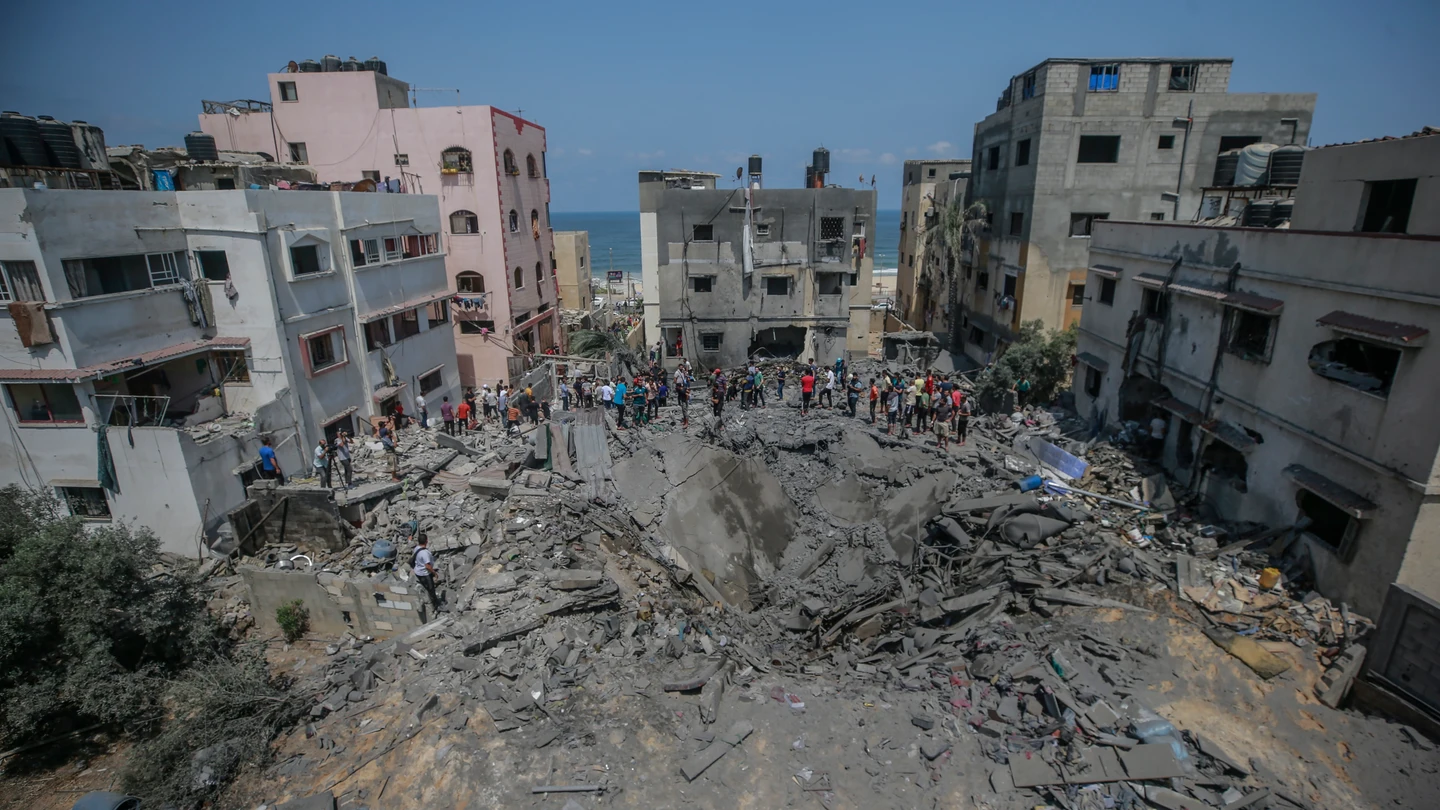 Los palestinos inspeccionan una casa destruida que pertenece a la familia Shamlakh tras los ataques aéreos israelíes en el sur de la ciudad de Gaza el 6 de agosto de 2022. Los palestinos inspeccionan una casa destruida que pertenece a la familia Shamlakh tras los ataques aéreos israelíes en el sur de la ciudad de Gaza el 6 de agosto de 2022.