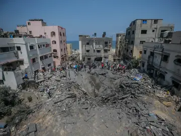  Los palestinos inspeccionan una casa destruida que pertenece a la familia Shamlakh tras los ataques aéreos israelíes en el sur de la ciudad de Gaza el 6 de agosto de 2022.