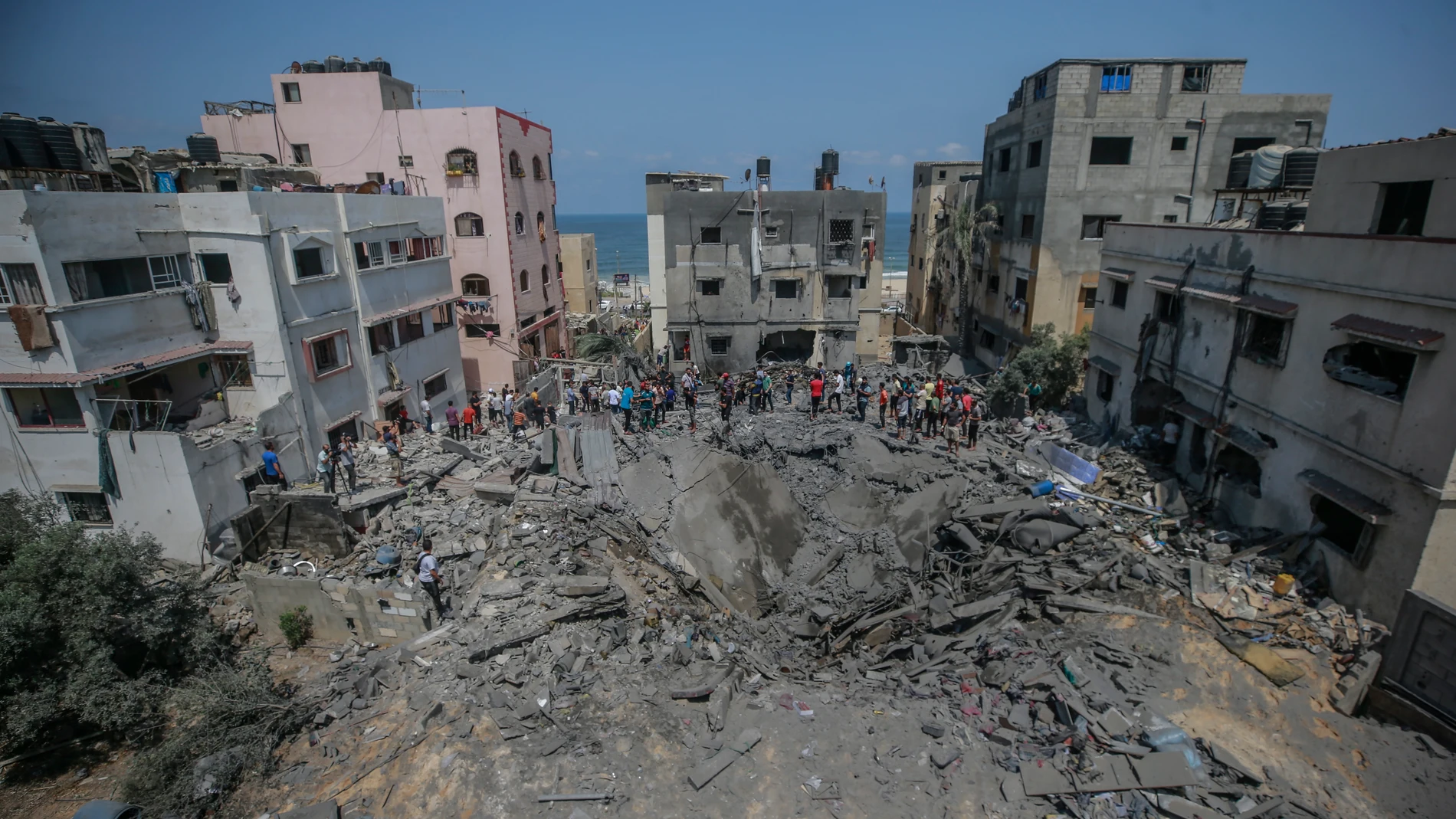  Los palestinos inspeccionan una casa destruida que pertenece a la familia Shamlakh tras los ataques aéreos israelíes en el sur de la ciudad de Gaza el 6 de agosto de 2022.
