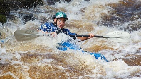 Kayak en aguas rápidas