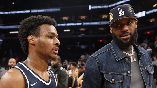 LeBron James junto a Bronny LeBron James junto a Bronny