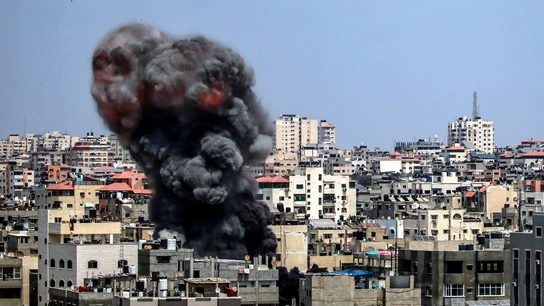 El humo se eleva tras un ataque aéreo israelí en la ciudad de Gaza, este sábado.  El humo se eleva tras un ataque aéreo israelí en la ciudad de Gaza, este sábado.