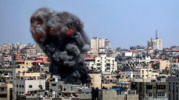 El humo se eleva tras un ataque aéreo israelí en la ciudad de Gaza, este sábado. 
