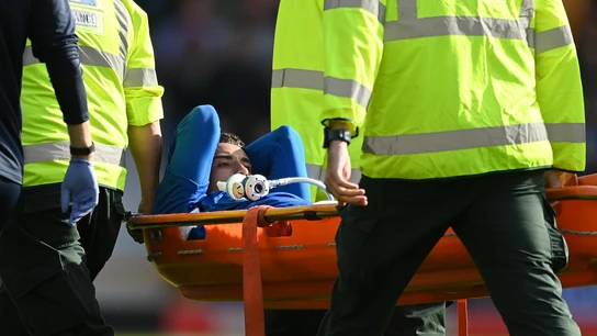 Godfrey, del Everton, se retira en camilla Godfrey, del Everton, se retira en camilla