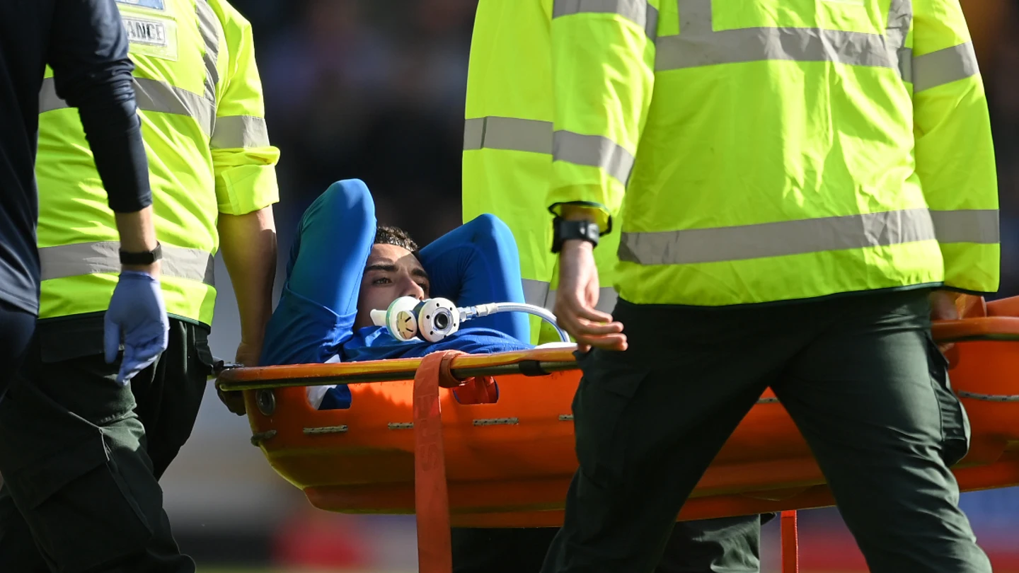 Godfrey, del Everton, se retira en camilla Godfrey, del Everton, se retira en camilla