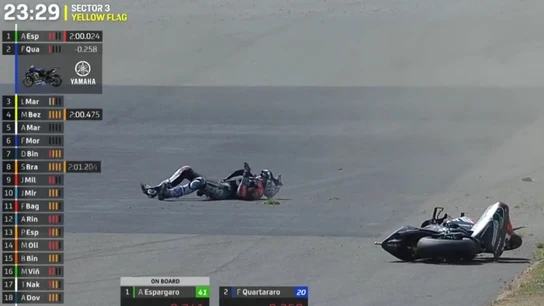 Aleix Espargaró tendido en el suelo tras una caída en Silverstone Aleix Espargaró tendido en el suelo tras una caída en Silverstone