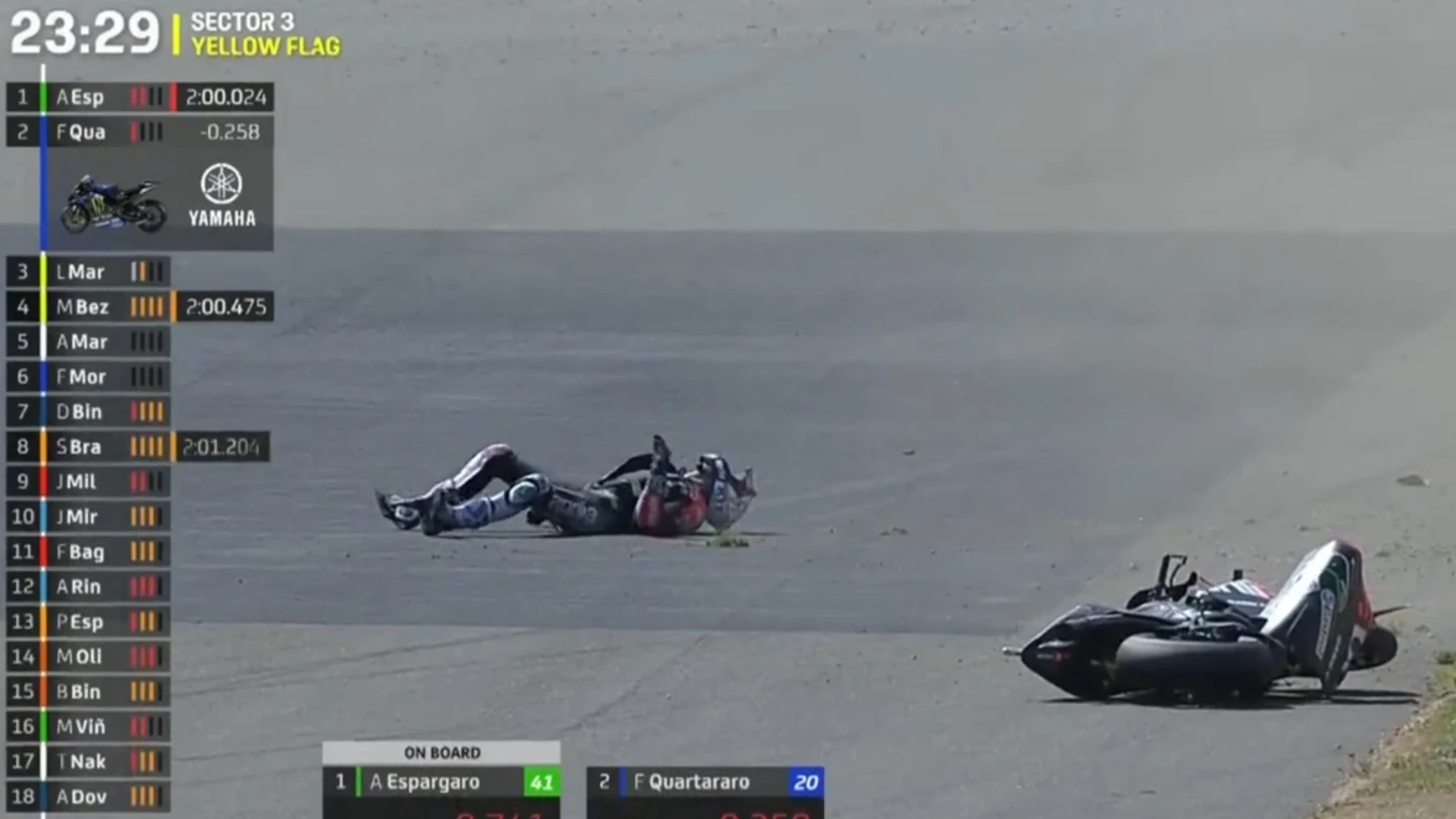 Aleix Espargaró tendido en el suelo tras una caída en Silverstone Aleix Espargaró tendido en el suelo tras una caída en Silverstone