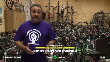 Una ONG repara bicis para personas que las necesitan para moverse