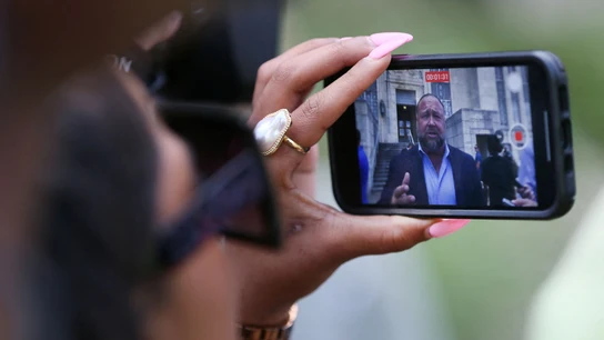 Alex Jones, siendo grabado en un vídeo durante su juicio Alex Jones, siendo grabado en un vídeo durante su juicio