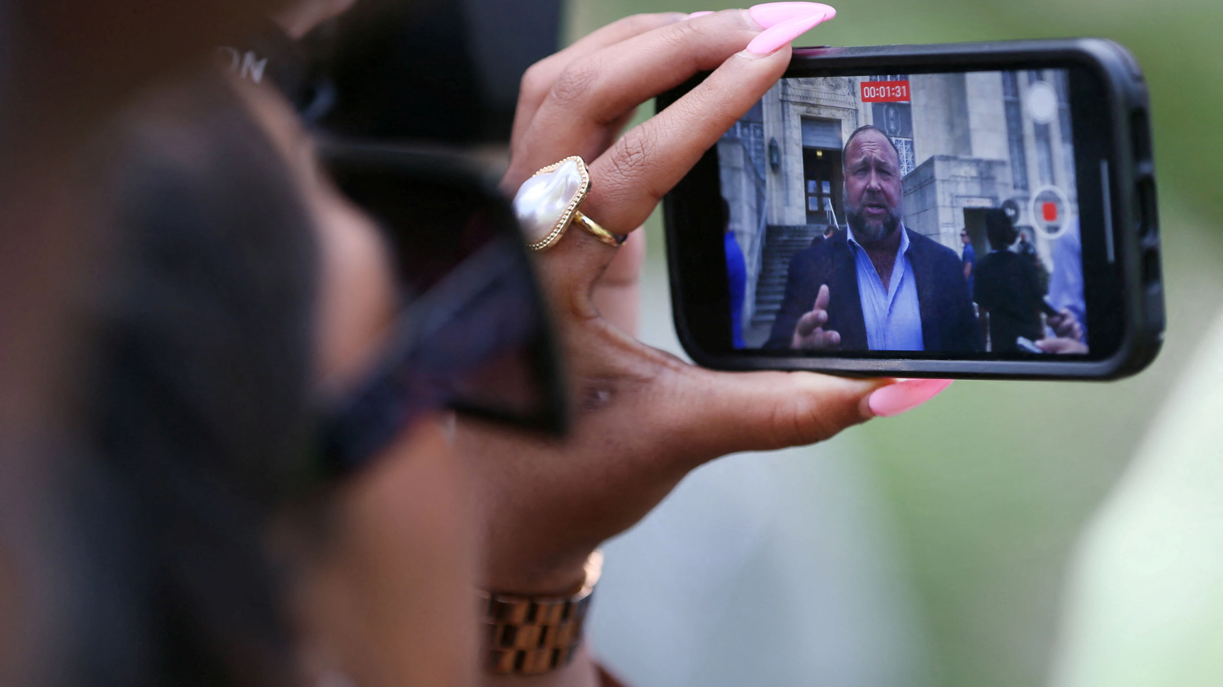 Alex Jones, siendo grabado en un vídeo durante su juicio Alex Jones, siendo grabado en un vídeo durante su juicio