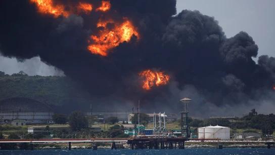Incendio en el puerto de superpetroleros de Matanzas (Cuba) Incendio en el puerto de superpetroleros de Matanzas (Cuba)