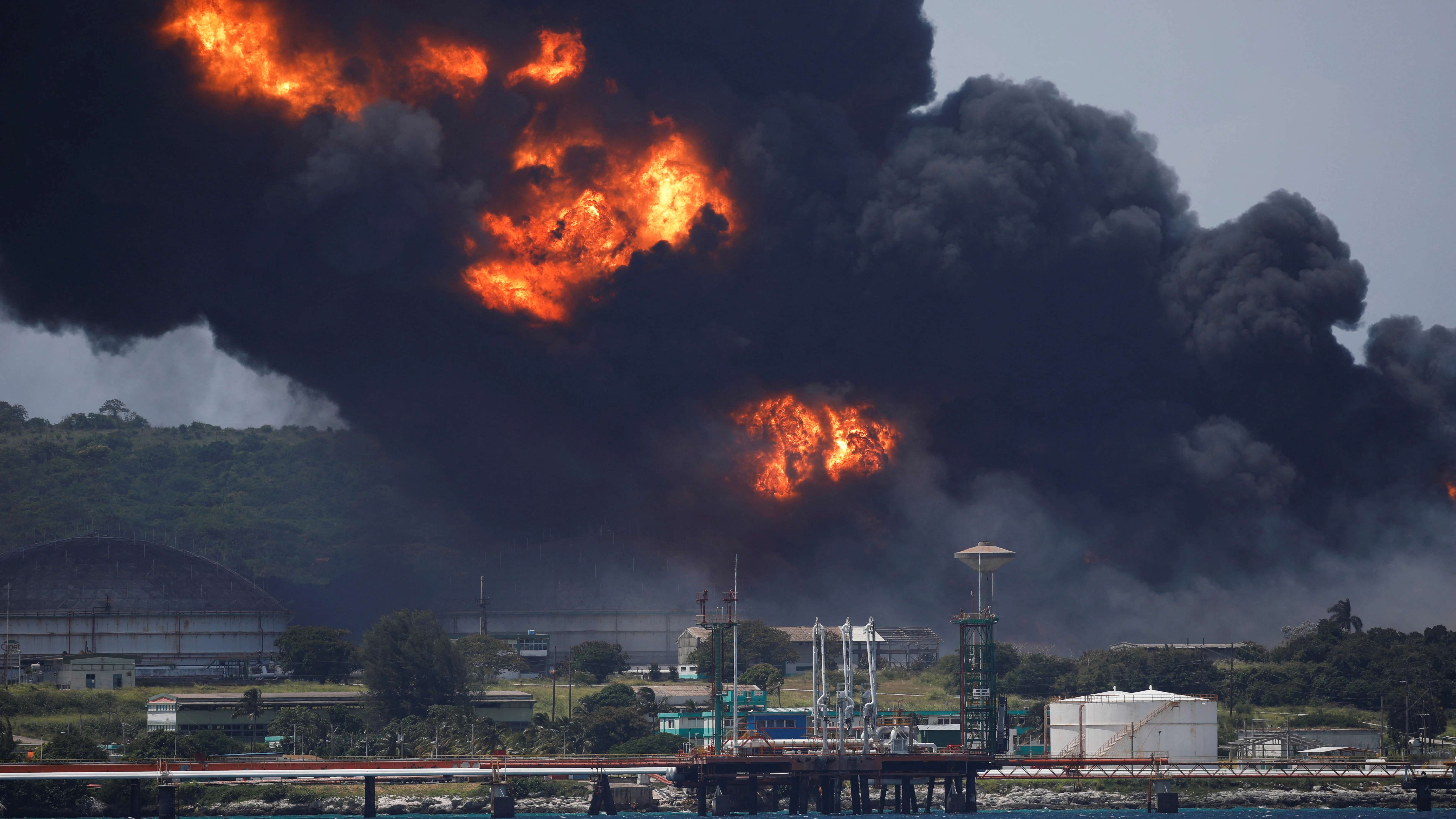 Incendio en el puerto de superpetroleros de Matanzas (Cuba)