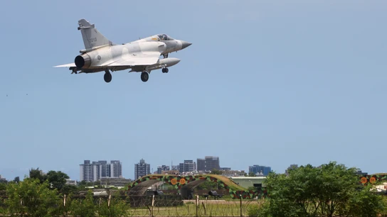 Un caza Mirage 2000-5 de las fuerzas aéreas de Taiwán sobrevuela Hsinchu Un caza Mirage 2000-5 de las fuerzas aéreas de Taiwán sobrevuela Hsinchu