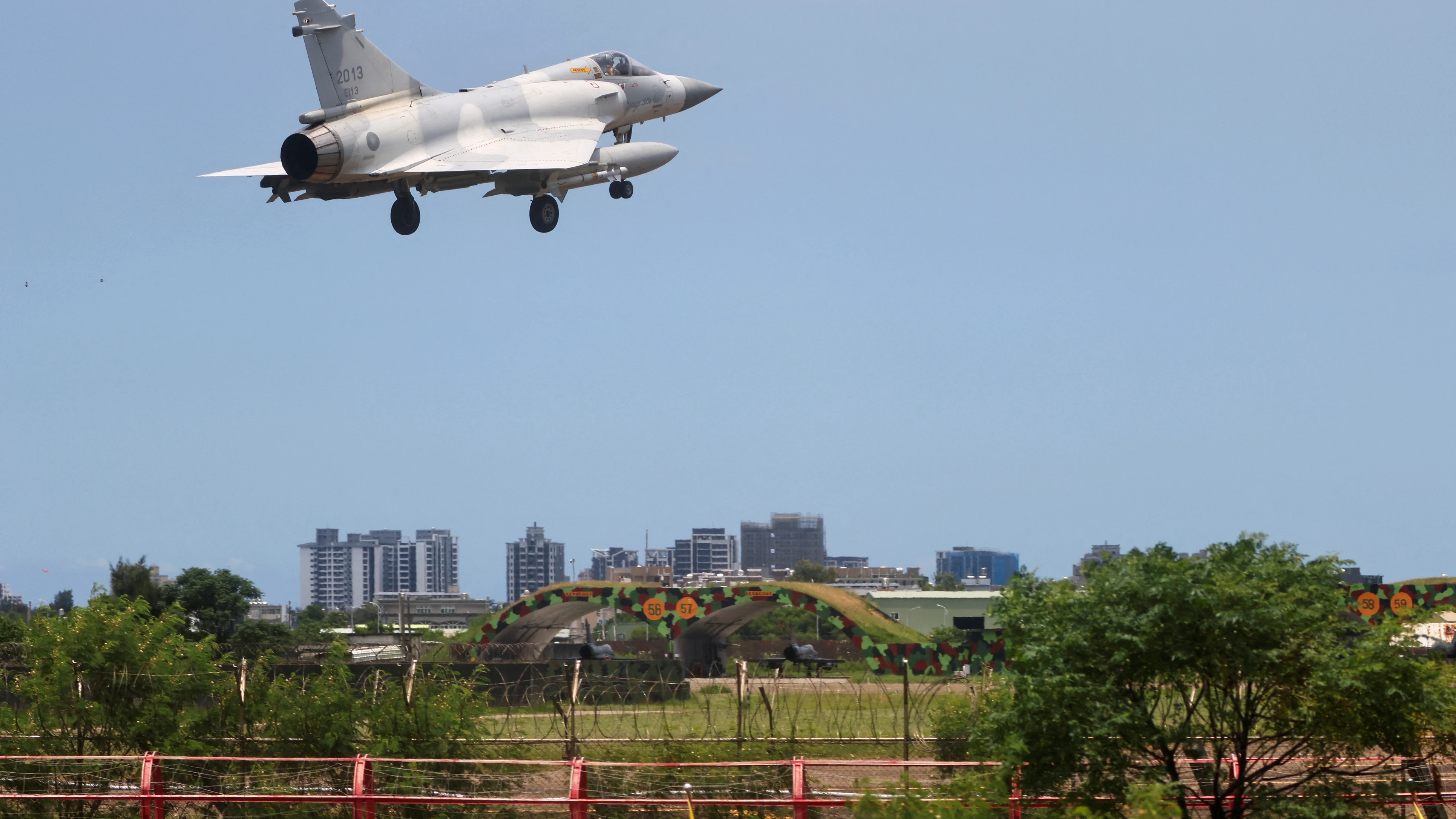 Un caza Mirage 2000-5 de las fuerzas aéreas de Taiwán sobrevuela Hsinchu