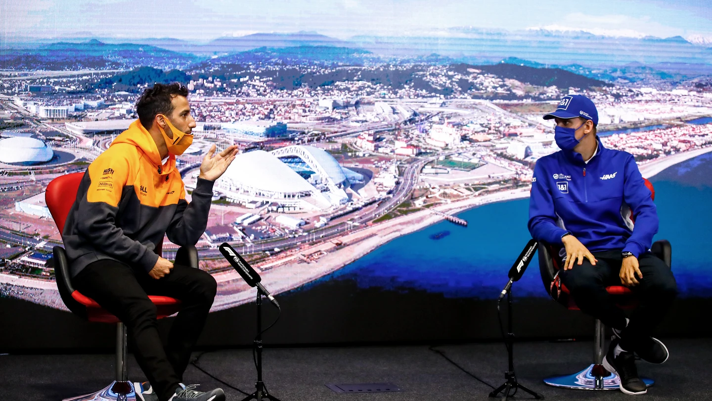 Daniel Ricciardo y Mick Schumacher Daniel Ricciardo y Mick Schumacher
