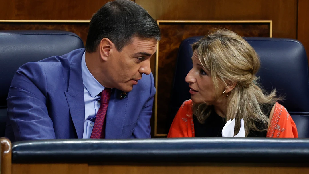 El presidente del Gobierno, Pedro Sánchez, y la ministra de Trabajo, Yolanda Díaz, durante la segunda jornada del debate sobre el estado de la nación