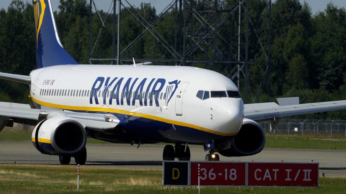 Un Boeing 737-8AS de Ryanair aterriza en el aeropuerto de Riga (Letonia)